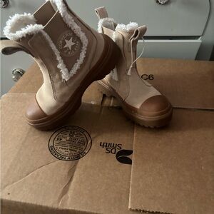 Excellent Condition GirlsConverse Cream and Brown Winter Boots Size 11.5